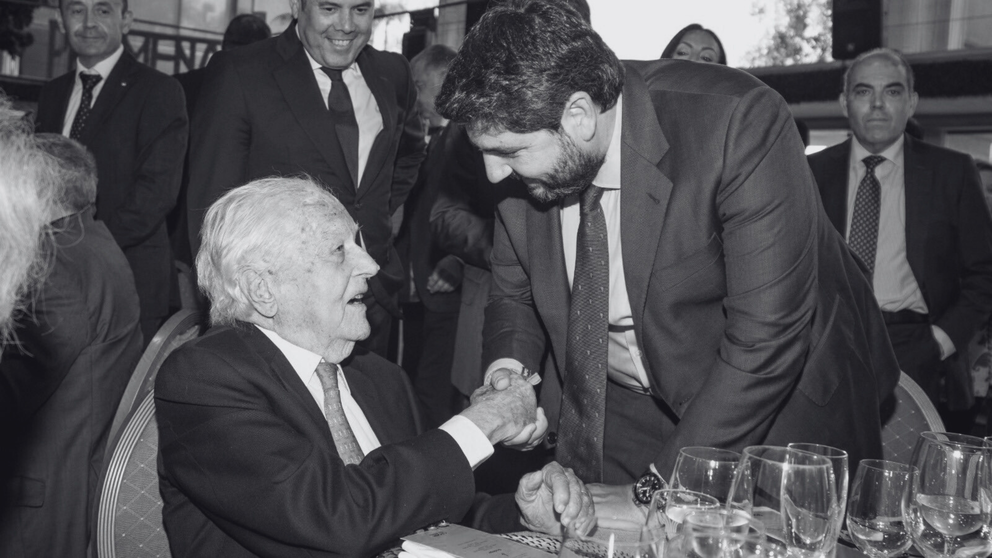 Antonio Muñoz Armero, en un reciente evento, saludando al presidente López Miras. Al fondo se distingue a Gerardo Cuerva, vicepresidente de la CEOE (izq.) y a Lorenzo Amor, presidente de ATA