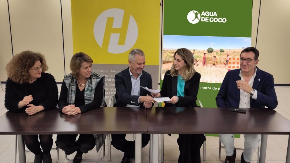 El consejero de Hefame y secretario de su Fundación, Carlos Fernández, y la gerente de la organización Agua de Coco, Sandra Fernández, firman el acuerdo