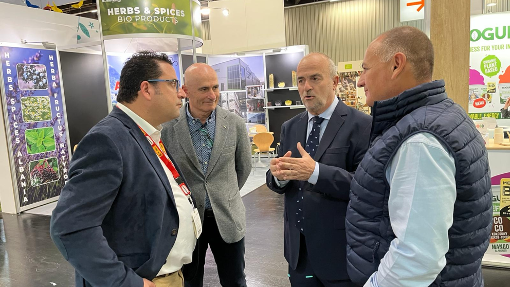 El secretario general de la Consejería de Agua, Agricultura, Ganadería y Pesca, Francisco González Zapater, con parte de la delegación murciana en la feria Biofach