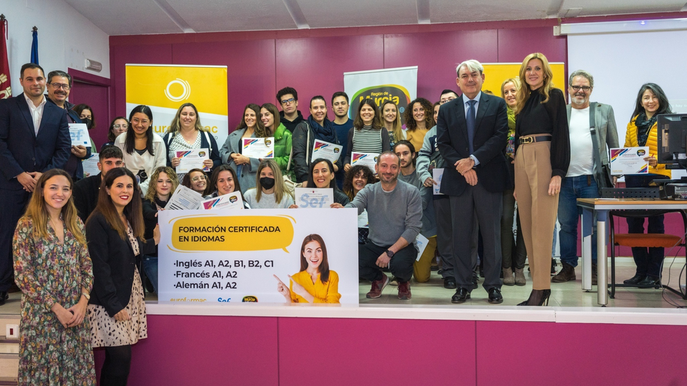 La directora general del SEF, Marisa López Aragón, durante la entrega de diplomas a los participantes de una edición anterior del programa.