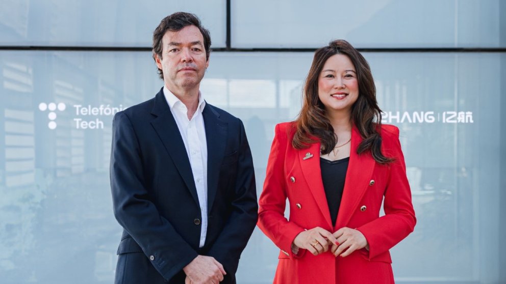 El director global de IoT de Telefónica Tech, Alfredo Serret, y la jefa de Operaciones para Europa y Latinoamérica de EHang, Victoria Jing Xiang