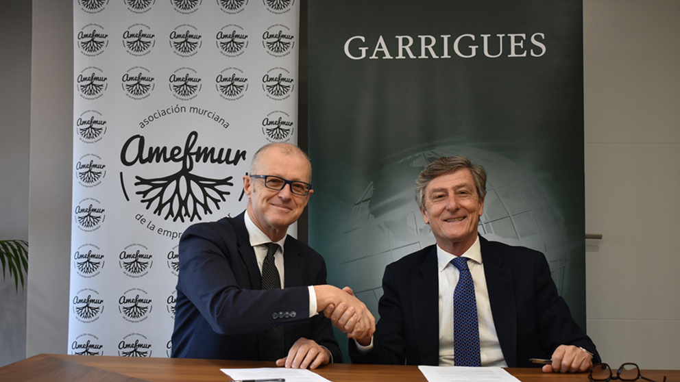 El convenio ha sido suscrito por el presidente de AMEFMUR, José María Tortosa (der.), y el socio-director de la oficina de Garrigues en Murcia, Vicente Lloret (izq.).