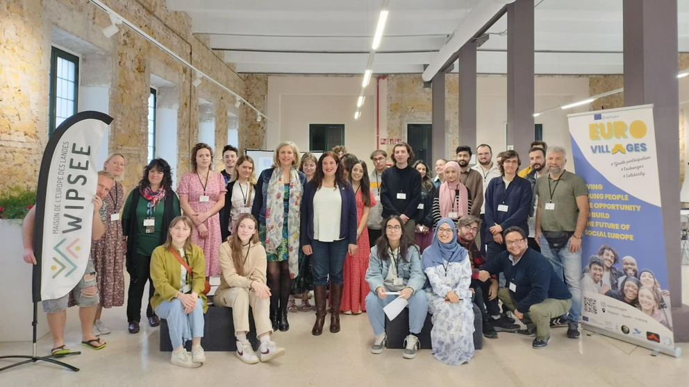 Participantes del proyecto 'Eurovillages' junto a las concejalas