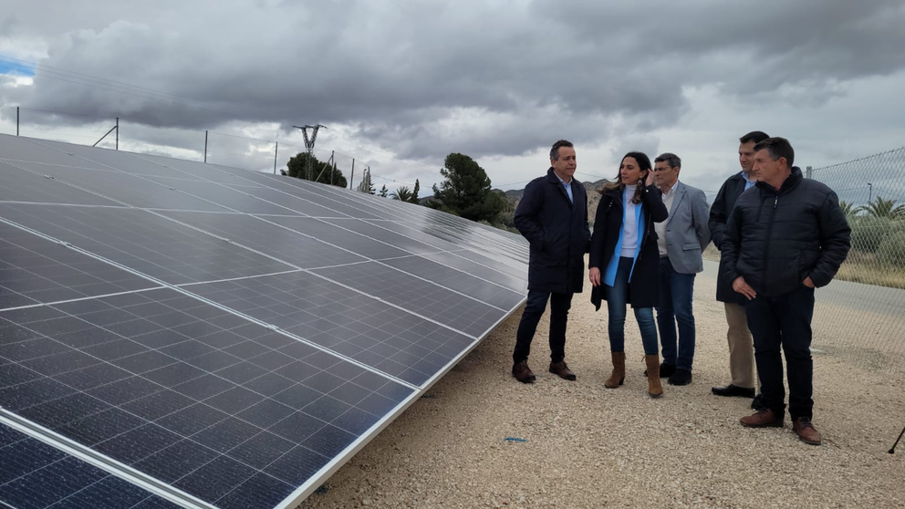 La consejera de Agua, Agricultura, Ganadería y Pesca, Sara Rubira, en la instalación de placas solares de la Comunidad de Regantes 'El Porvenir'.