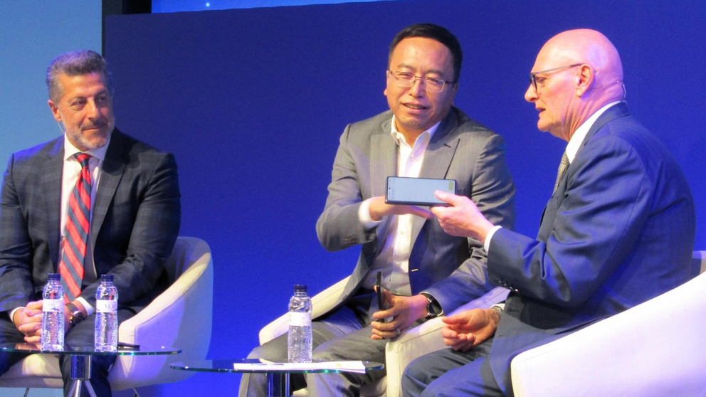 El ceo de Honor Device, George Zhao; el director general del grupo MCX Qualcomm Technologies, Alex Katouzian, y el ceo de GSMA, John Hoffman, en el Mobile World Congress.