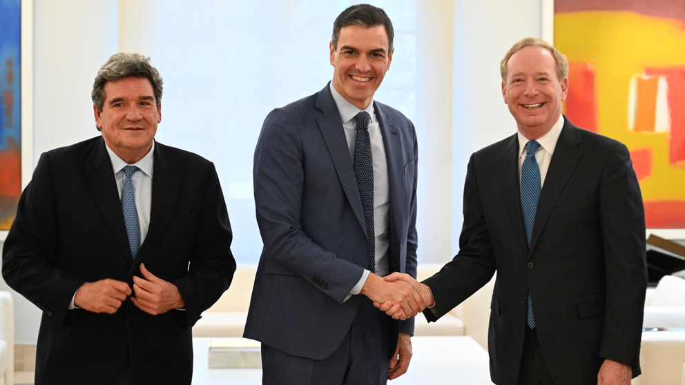 De izq. a der., José Luis Escrivá, Pedro Sánchez y Brad Smith, presidente de Microsoft