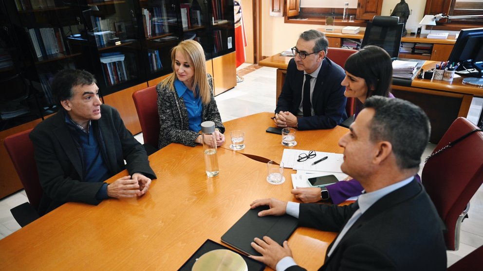 El rector, José Luján (c), junto a la secretaria de Estado y la delegada del Gobierno, charla sobre el proyecto con Antonio Skarmeta (izq) y José Trigueros, directivo de ODIN Solutions