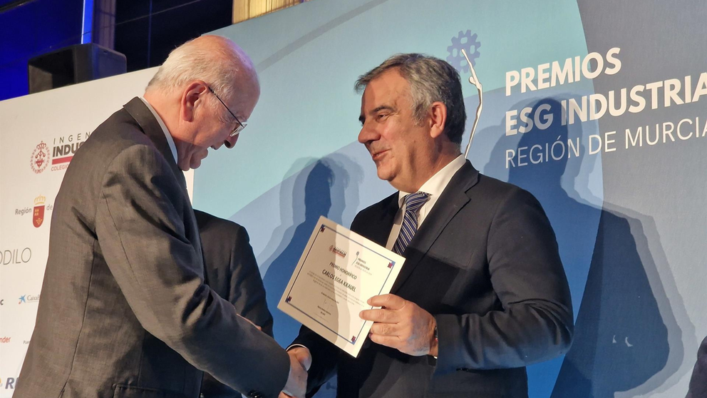 El consejero de Medio Ambiente, Universidades, Investigación y Mar Menor, Juan María Vázquez, entregó anoche junto con el decano del Colegio de Ingenieros Industriales de la Región de Murcia, Marcos Mateos, los galardones de los I Premios ESG-Industria