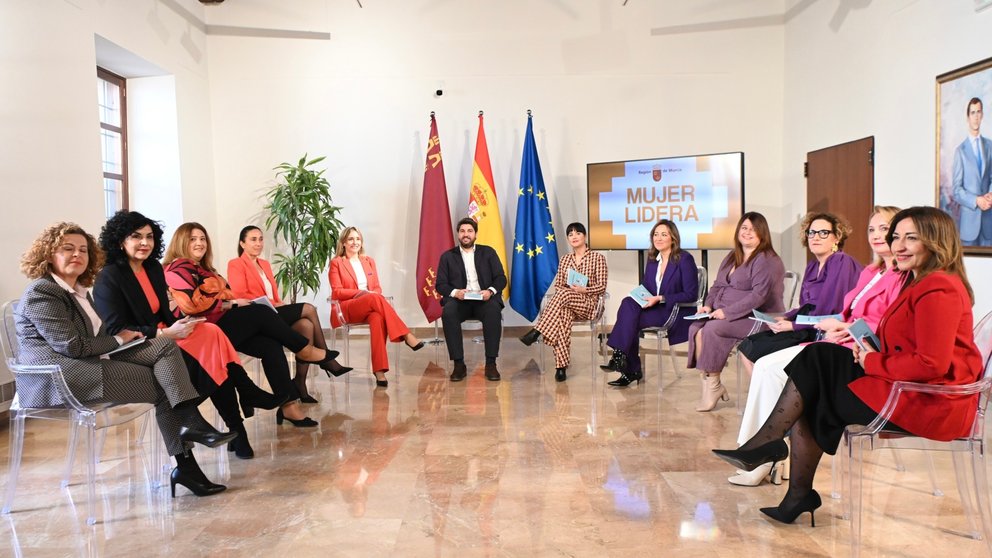 López Miras mantiene un encuentro con mujeres de diferentes ámbitos profesionales de la Región de Murcia con motivo del Día Internacional de la Mujer.