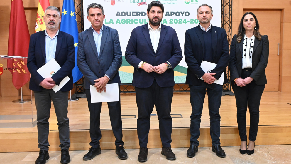 López Miras, junto a los responsables de las organizaciones agrarias COAG, UPA y Asaja, y la consejera de Agricultura, Sara Rubira, firma el plan de ayudas para el sector