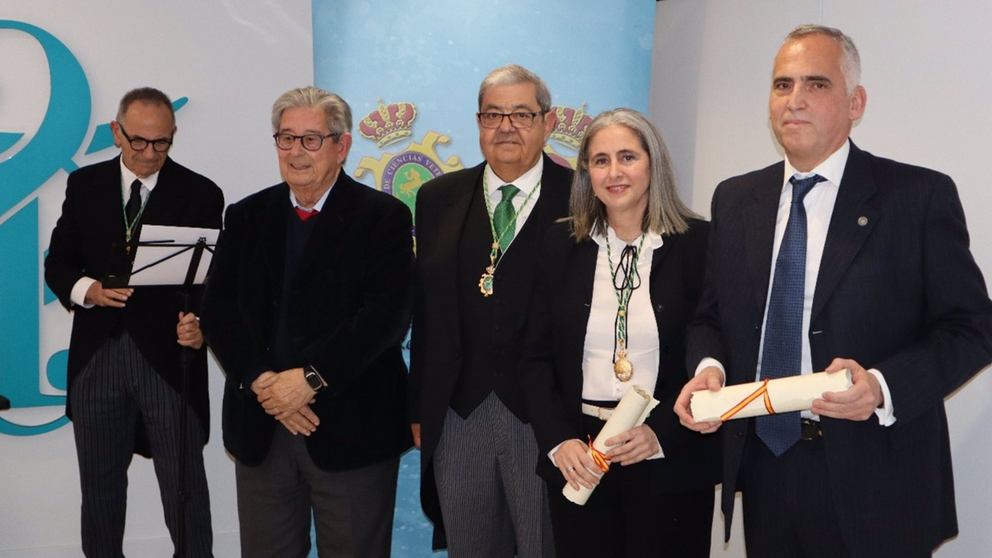 El consejero delegado de Grupo Fuertes, José Fuertes, junto al presidente de la Academia de Ciencias Veterinarias, Cándido Gutiérrez, y los premiados, Inmaculada Cuesta y Ángel Gata