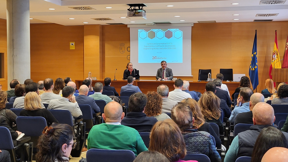 El consejero de Medio Ambiente, Universidades, Investigación y Mar Menor, Juan María Vázquez, inaugura la 'Jornada emisiones' sobre las novedades en la normativa del sistema europeo de comercio de derechos de emisión (EU ETS)