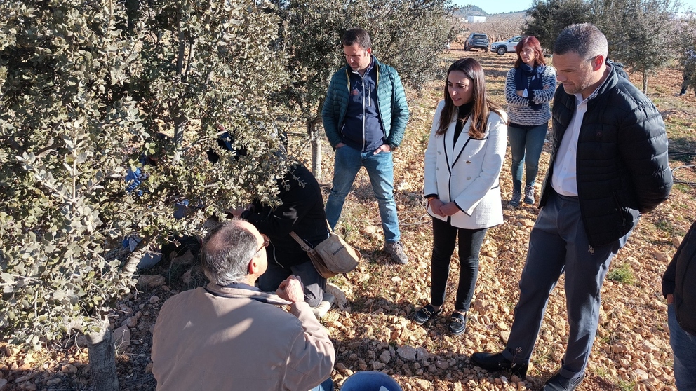 La consejera Sara Rubira con el alcalde de Caravaca de la Cruz en la visita al CDA Las Nogueras