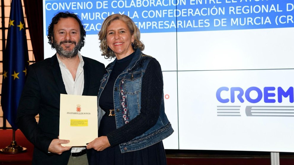 El secretario general de la CROEM, Ramón Avilés, y la concejala de Promoción Económica, Mercedes Bernabé