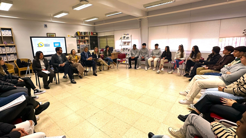 El consejero de Economía, Hacienda y Empresa, Luis Alberto Marín, charla sobre educación financiera con los alumnos del IES San Isidoro