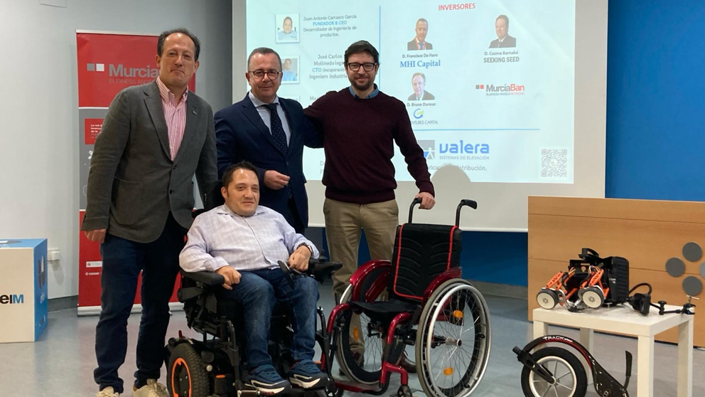 El CEO de Avant Devices (debajo) junto a los inversores Cosme Bernabé (Seeking Seed) y Fran de Haro (MHI Capital), además de Pedro García, coordinador de MurciaBan