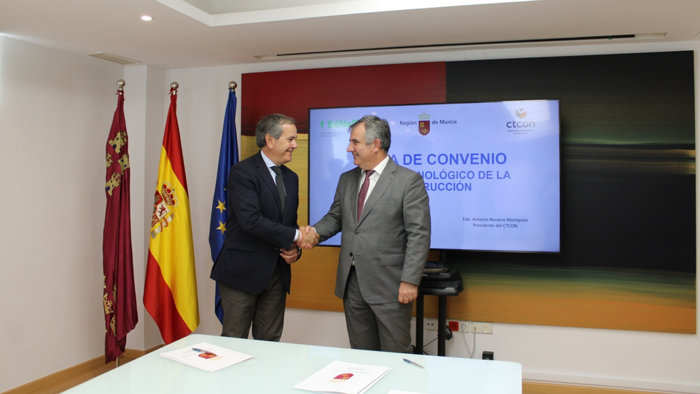 El consejero de Medio Ambiente, Universidades, Investigación y Mar Menor, Juan María Vázquez, y el presidente de la Asociación Empresarial del Centro Tecnológico de la Construcción de la Región de Murcia, Antonio Navarro, firman un convenio por el que se asociarán jóvenes graduados a proyectos de investigación de interés empresarial que se ejecutarán en el mencionado centro.