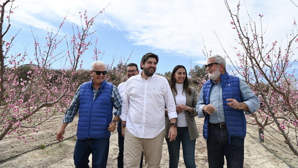 El presidente de la Región de Murcia, Fernando López Miras, durante su visita la floración de Cieza