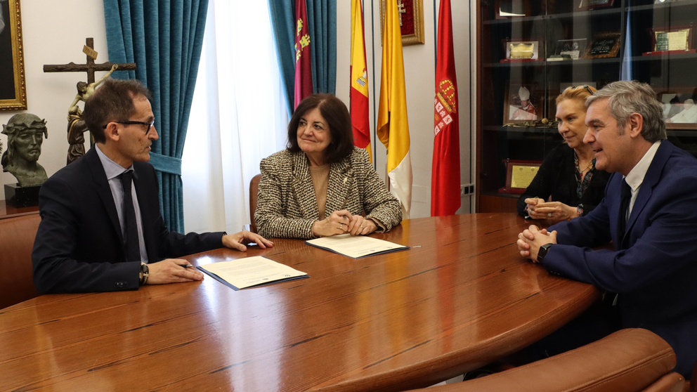 Ricardo Díaz, presidente del Consejo General de Colegios Oficiales de Químicos de España, y María Dolores García, presidenta de la UCAM, firmaron el acuerdo, acompañados por la rectora de la Universidad, Josefina García, y el vicerrector de Calidad y Ordenación Académica, Manuel Ruiz.