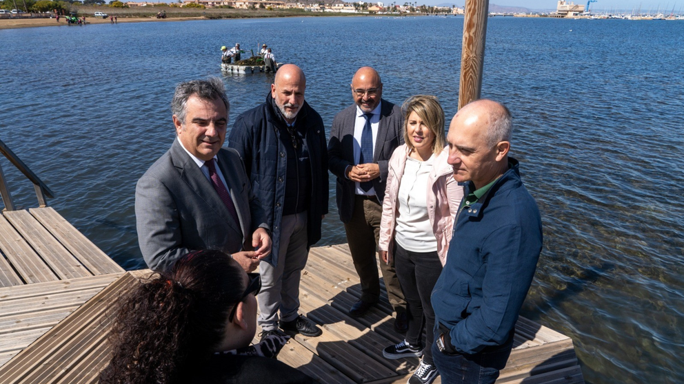 El consejero de Medio Ambiente, Universidades, Investigación y Mar Menor, Juan María Vázquez, presentó, junto con la alcaldesa de Cartagena, Noelia Arroyo, la campaña de retirada de biomasa del Mar Menor de este año