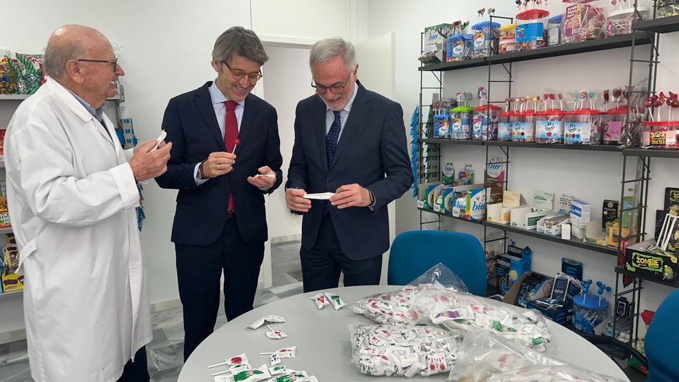 El consejero de Economía, Hacienda y Empresa, Luis Alberto Marín, visita la empresa Caramelos Cerdán, que recupera este año la fabricación de dulces de Semana Santa