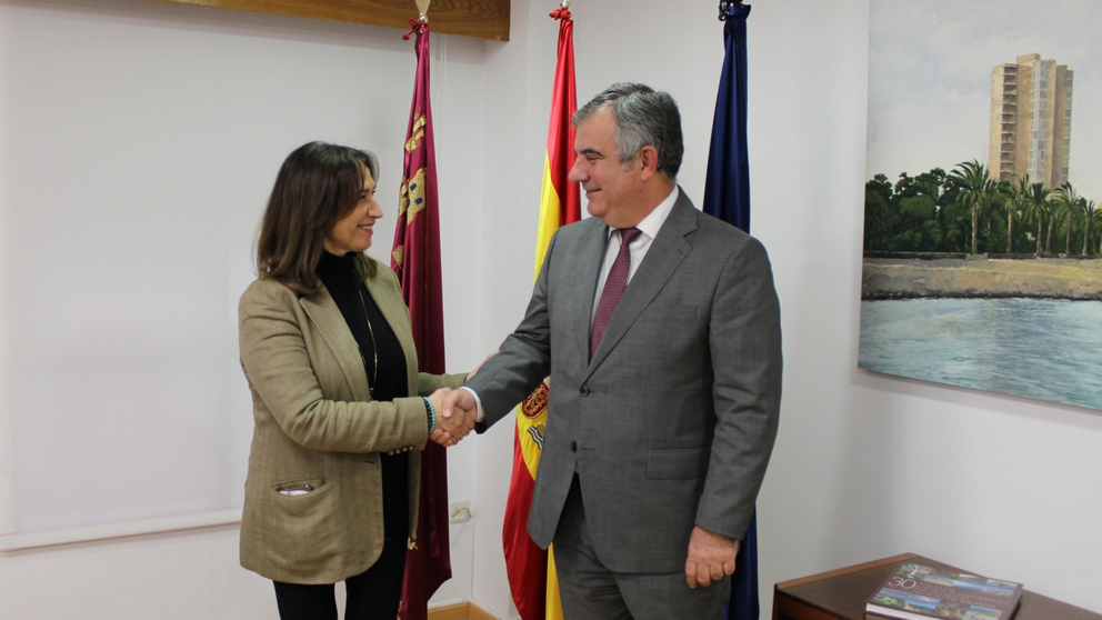 El consejero de Medio Ambiente, Universidades, Investigación y Mar Menor, Juan María Vázquez, y la directora de la Asociación Española para la Sostenibilidad Forestal, Ana Belén Ortega, cierran el acuerdo para que la Región de Murcia sea la sede de la asamblea nacional de PEFC.