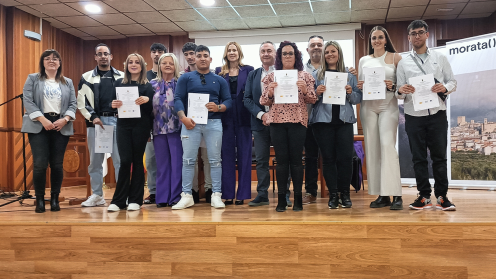 La directora general del SEF, Marisa López, participó en la entrega de diplomas a 12 jóvenes en desempleo de Moratalla que se han acreditado como técnicos de pintura decorativa en construcciones.