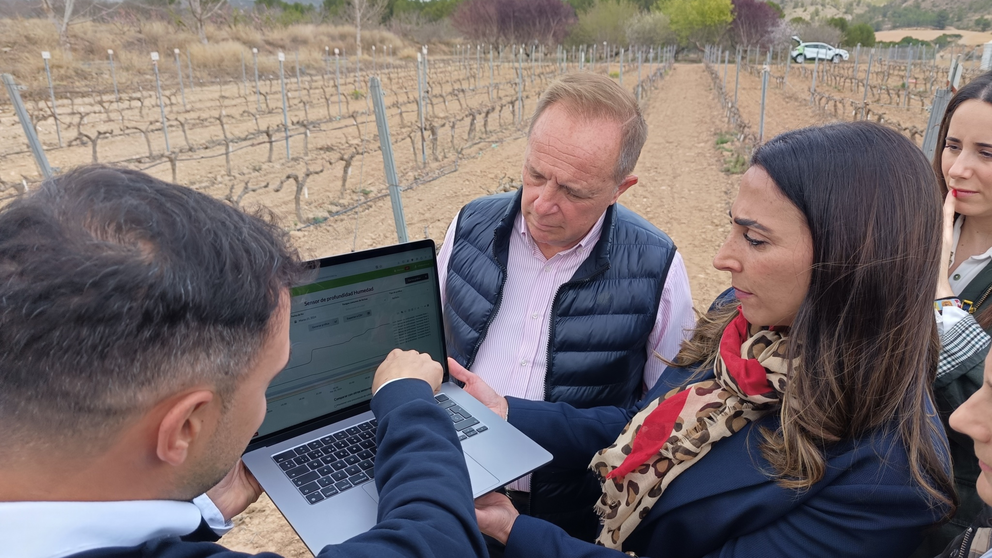 La consejera Sara Rubira en la finca Hacienda Nueva donde se han instalado los nuevos sensores