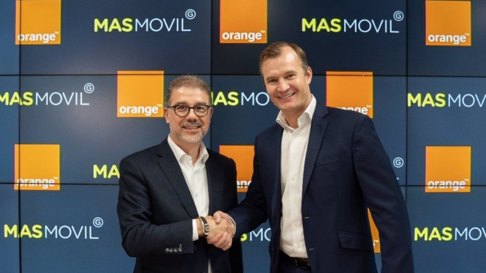 Ludovic Pech, director financiero de MásOrange, y Meinrad Spenger, consejero delegado de MásOrange durante la firma de la constitución de la nueva 'joint venture'