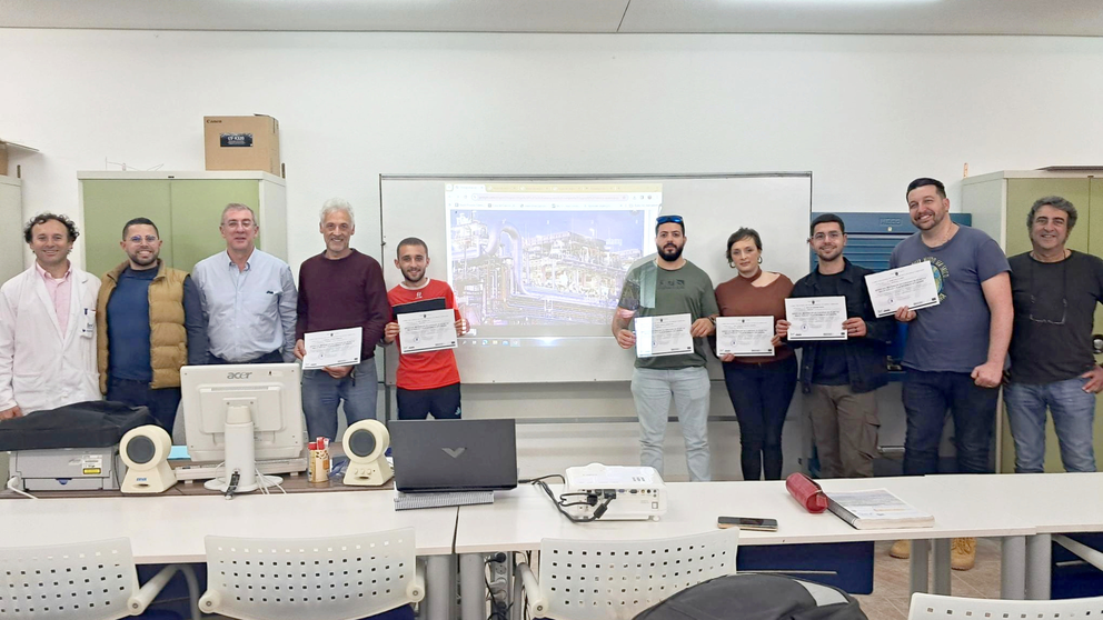 Alumnos de la segunda edición del curso del SEF 'Servicios mecánicos en paradas industriales y plataformas off-shore' reciben sus acreditaciones.