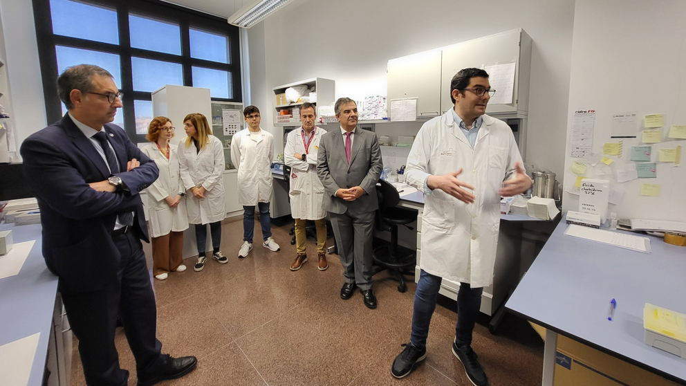 El consejero de Medio Ambiente, Universidades, Investigación y Mar Menor, Juan María Vázquez, y el rector de la Universidad de Murcia, José Luján, atienden la explicación del investigador principal del proyecto, Antonio Lax.