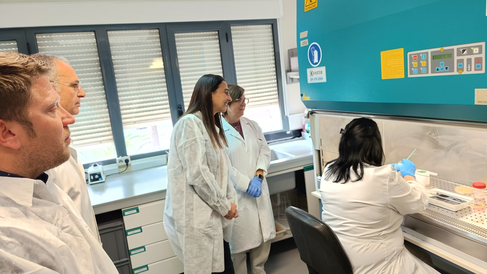 Visita de la consejera de Agua, Agricultura, Ganadería y Pesca, Sara Rubira, al Laboratorio Agroalimentario y Medioambiental.