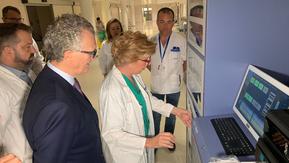 El consejero de Salud conoce el funcionamiento de los armarios inteligentes de dispensación de medicamentos en el hospital Virgen de la Arrixaca