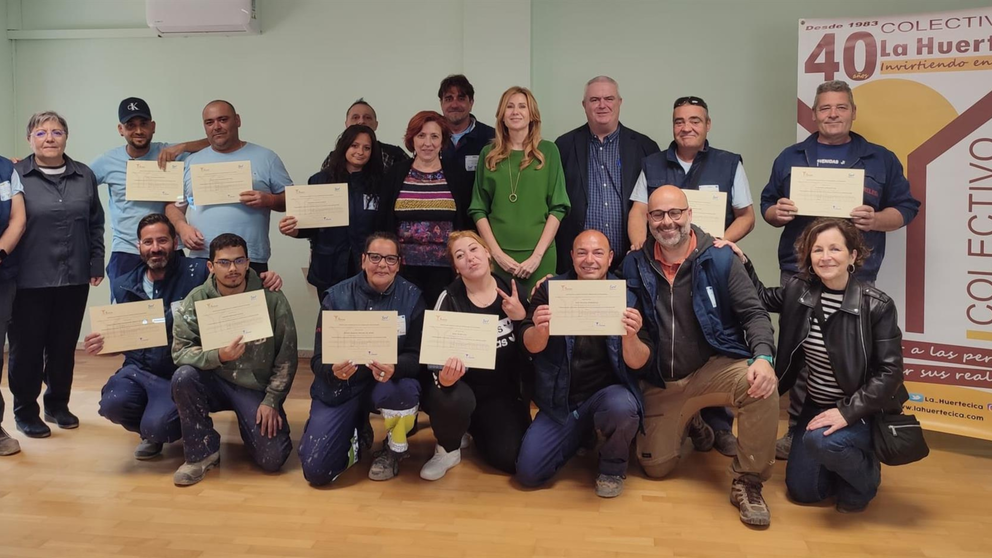 La directora general del SEF, Marisa López Aragón, en la entrega de diplomas a los alumnos del programa de La Huertecica.