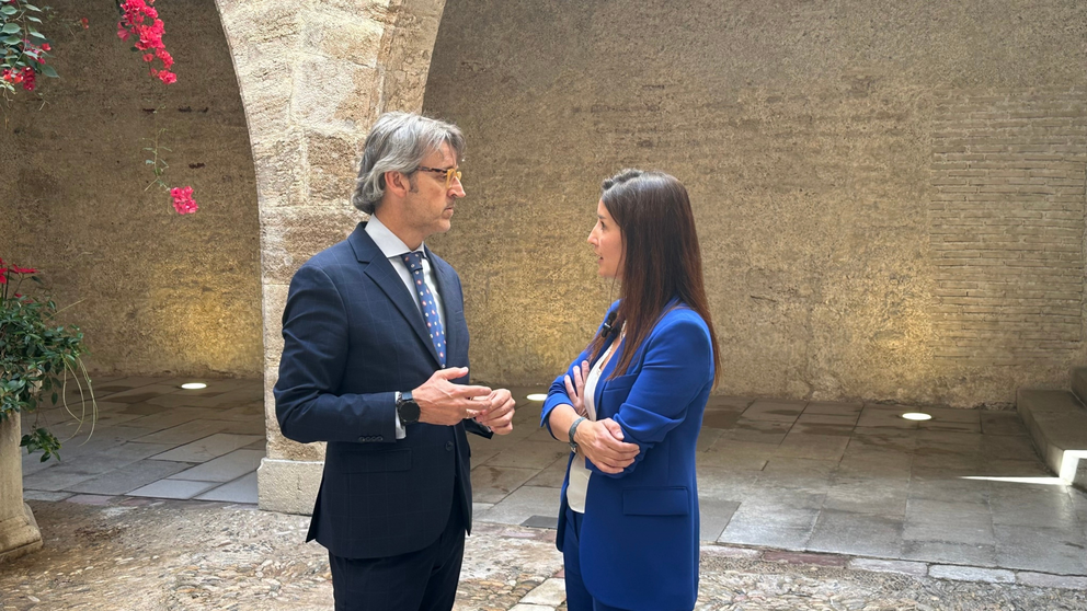 Un momento del encuentro mantenido hoy entre el consejero de Economía, Hacienda y Empresa, Luis Alberto Marín, y su homóloga valenciana, Ruth Merino