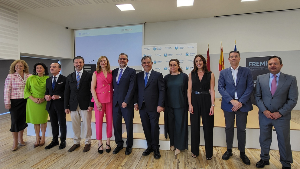 El consejero de Medio Ambiente, Universidades, Investigación y Mar Menor, Juan María Vázquez, junto con el presidente de la Fremm, Alfonso Hernández, y los ponentes de la jornada.