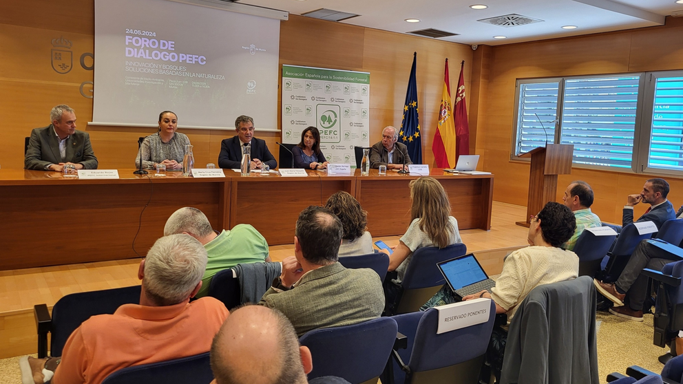 El Gobierno regional defiende los bosques como una herramienta fundamental en la mejora de la calidad del aire y del agua, en la protección del suelo contra la erosión y desertificación y en su papel como sumideros de carbono. Y así lo manifestó este viernes el consejero de Medio Ambiente, Juan María Vázquez, en la clausura del foro de debate y diálogo sobre el papel de las masas forestales en la reversión del cambio climático, organizado junto con la Asociación Española para la Sostenibilidad Forestal (PEFC).

En el encuentro han participado responsables de gestión forestal de toda España, responsables políticos, expertos universitarios y representantes de empresas del sector. El consejero agradeció a todos su “implicación aportando soluciones basadas en la propia naturaleza y convirtiendo nuestros bosques en instrumentos eficaces y decisivos para revertir los efectos del cambio climático”.

El cambio climático es un desafío global que “es necesario combatir”, señaló Vázquez. Para ello, la comunidad internacional ha puesto en marcha una serie de compromisos con el fin de reducir las emisiones de CO2 y otros gases de efecto invernadero a la atmósfera. Para compensar estas emisiones contamos con un poderoso aliado, las soluciones basadas en la naturaleza (SbN) que pueden aportar hasta el 37% de la mitigación de emisiones necesarias para limitar el calentamiento global a 2 grados centígrados en 2030.

Además, “los bosques ofrecen importantes servicios ecosistémicos y beneficios que derivan de su valor como fuente de abastecimiento de productos madereros y no madereros (frutos, resinas), su función reguladora (mejora de la calidad del aire y del agua, protección del suelo, secuestro de carbono) y sus valores culturales (recreativos, estéticos y espirituales) que contribuyen al bienestar humano”, dijo el consejero.

Durante el foro se habló de los bosques como solución y de la innovación y digitalización aplicada a la modernización de la gestión forestal, y contó con profesionales que lideran los mecanismos y la toma de decisiones para hacer posible la transición hacia una mejor conexión entre la actividad humana y la naturaleza.

Primer acto de la Región como miembro del PEFC
La organización de la XXXIII Asamblea General de PEFC España y del Foro de Diálogo fue el primer acto en el que la Región de Murcia ha participado como miembro de pleno derecho.

Sobre la incorporación, Juan María Vázquez señaló que “contribuirá a una mejor comprensión y posicionamiento estratégico de los bosques, los montes mediterráneos y sus productos en las agendas políticas medioambientales, ante los consumidores y ante la sociedad en general”. Vázquez considera que la aportación del sector público “es decisiva para los procesos de dinamización del sector a través de la planificación forestal y la certificación de la gestión forestal sostenible y de las cadenas de custodia”.

La principal novedad que supondrá esta incorporación es la inclusión de las masas forestales públicas de la Región en el Sistema Español de Certificación Forestal, con rigurosos requisitos reconocidos en la certificación forestal y su aplicación en España para la certificación de las masas forestales y la trazabilidad de sus productos. Entre sus objetivos están también el fomento de la cooperación entre Administración y propietarios forestales, la puesta en valor de los montes y sus productos y la generación de empleo y desarrollo en áreas rurales y forestales deprimidas.