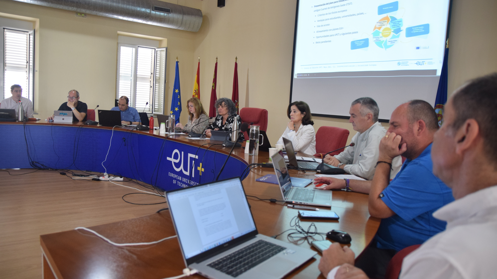 Equipo de dirección durante el Consejo de Gobierno celebrado esta mañana en el Rectorado.