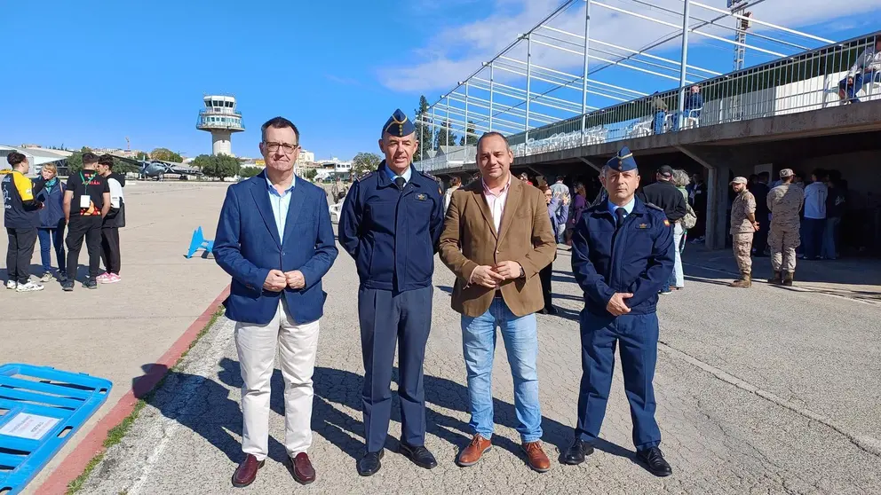 El director general de Universidades e Investigación, Antonio Caballero, acompañado por el coronel jefe de la Base Aérea de Alcantarilla, coronel Alberto José Lens, asiste a la celebración del IV Cansat Región de Murcia 2025