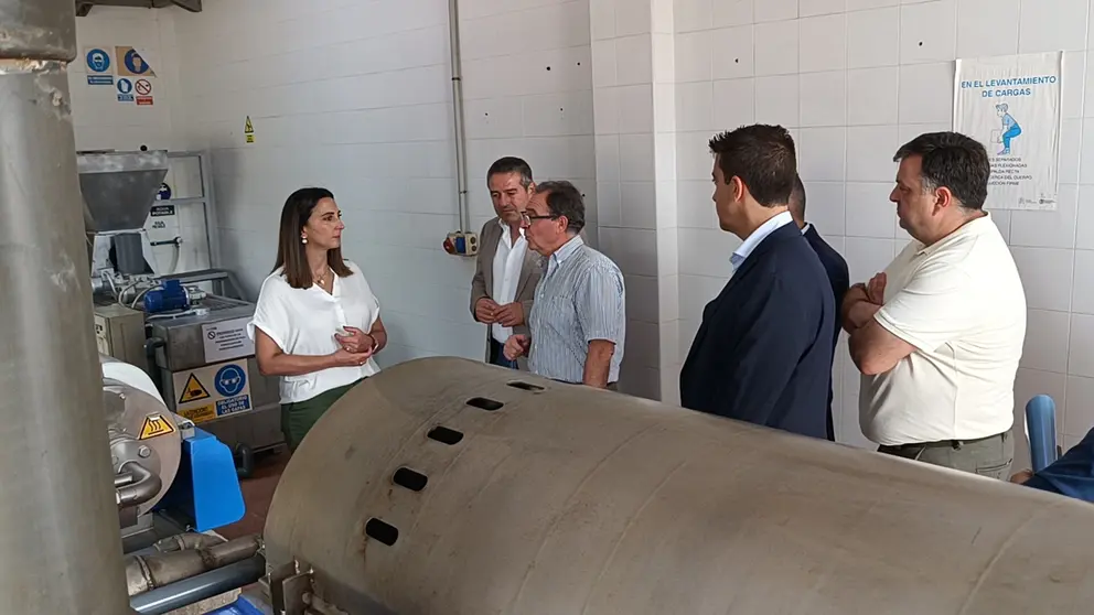 Imagen de la consejera Sara Rubira en la EDAR de Blanca junto al alcalde del municipio