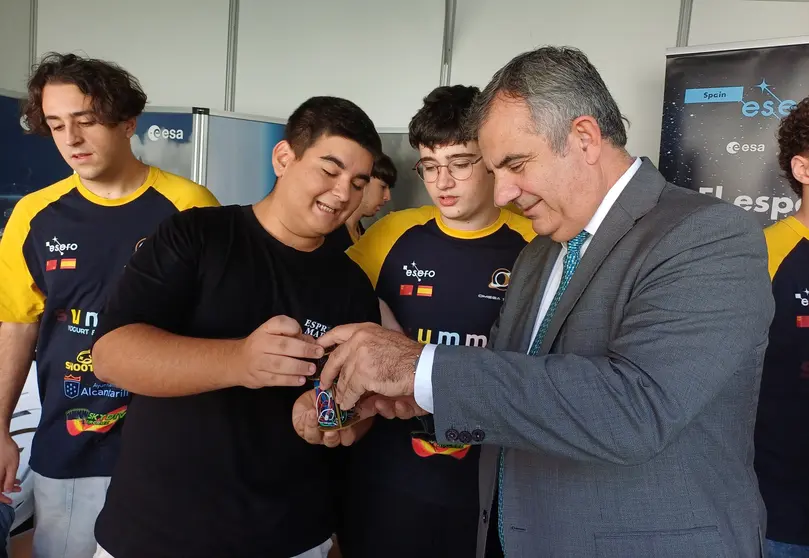 El consejero de Medio Ambiente, Universidades, Investigaci&oacute;n y Mar Menor, Juan Mar&iacute;a V&aacute;zquez, en el stand de ESERO en la Semana de la Ciencia y la Tecnolog&iacute;a 2025 de la Regi&oacute;n de Murcia el pasado viernes