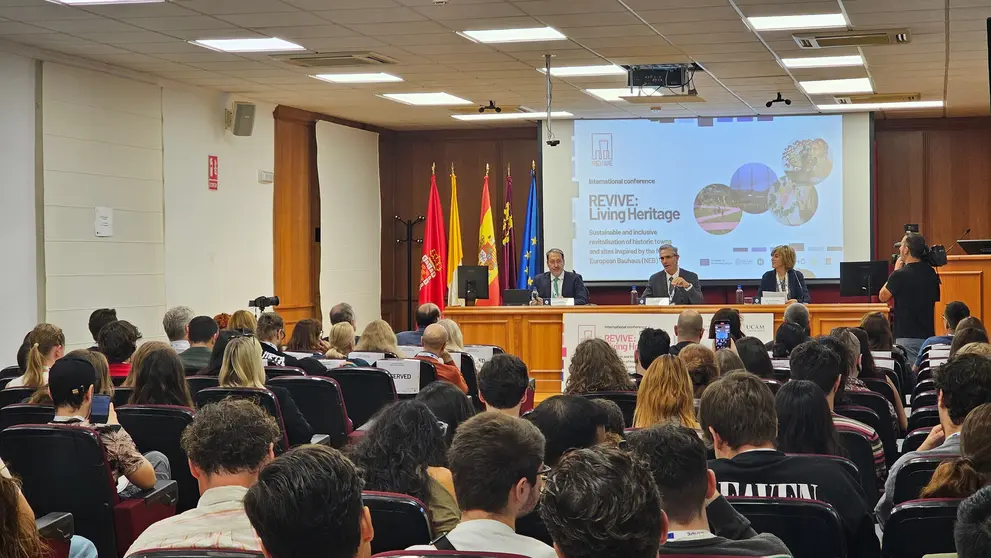 El director general de Ordenaci&oacute;n del Territorio y Arquitectura, Javier Roll&aacute;n, junto al vicerrector de Relaciones Internacionales de la UCAM, Pablo Blesa, durante la inauguraci&oacute;n de la conferencia internacional REVIVE