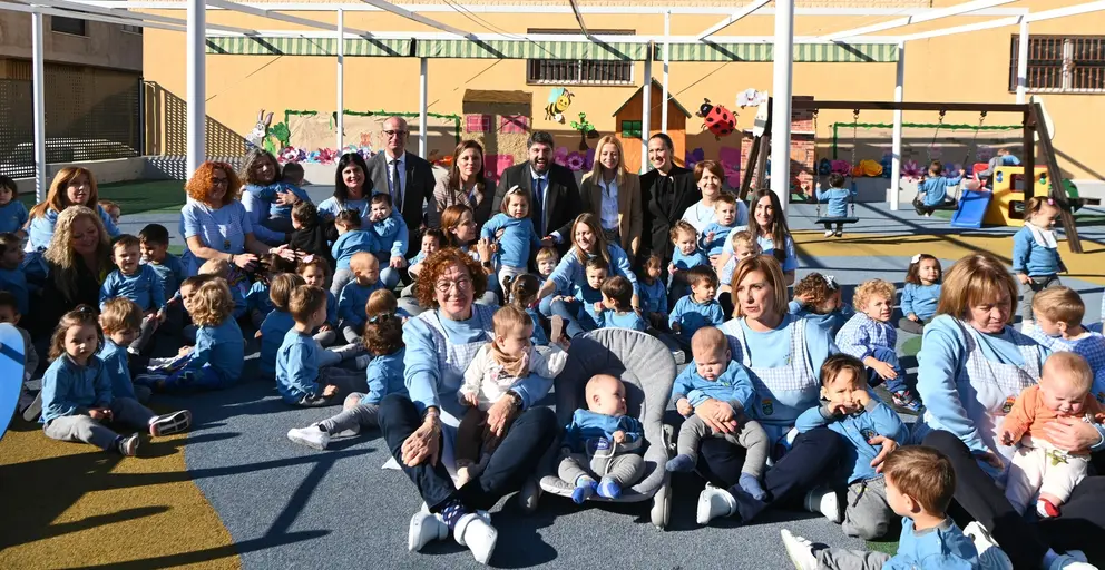 El jefe del Ejecutivo auton&oacute;mico, Fernando L&oacute;pez Miras, visita la Escuela Municipal de Educaci&oacute;n Infantil de Fortuna, acompa&ntilde;ado por la alcaldesa del municipio, Catalina Herrero.