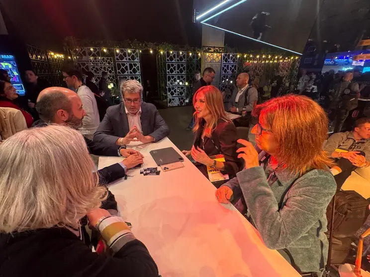 La consejera de Empresa, Empleo y Econom&iacute;a Social, Marisa L&oacute;pez Arag&oacute;n, mantiene un encuentro con el director Ejecutivo de Crecimiento y Competitividad de ICEX, Jos&eacute;  Mar&iacute;a Blasco, durante la Feria Slush, celebrada en Finlandia.