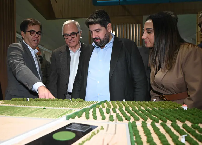 El presidente de la Comunidad, Fernando L&oacute;pez Miras, en la Feria Internacional de Producci&oacute;n y Tecnolog&iacute;a Agr&iacute;cola (Hortifruit) 2025, celebrada en Ifepa, en Torre Pacheco