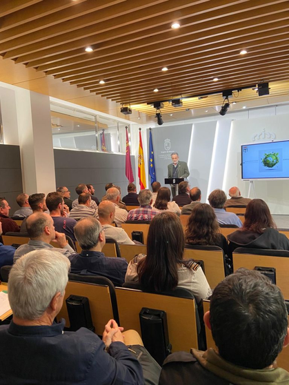 Una de las conferencias sobre la seguridad, la sostenibilidad y el conocimiento t&eacute;cnico de la actividad cineg&eacute;tica, celebrada en la Consejer&iacute;a de Media Ambiente, Universidades, Investigaci&oacute;n y Mar Menor este a&ntilde;o (foto de archivo).