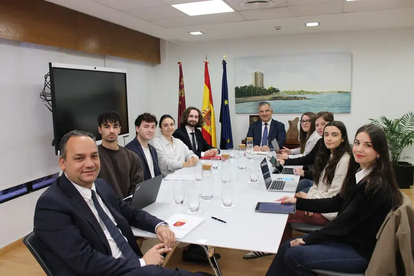 El consejero de Medio Ambiente, Universidades, Investigaci&oacute;n y Mar Menor, Juan Mar&iacute;a V&aacute;zquez, durante la reuni&oacute;n que mantuvo con los representantes de los consejos de estudiantes de la Universidad de Murcia y la Universidad Polit&eacute;cnica de Cartagena.