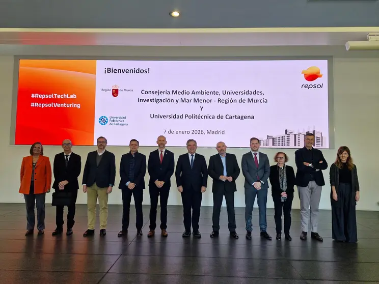 El consejero de Medio Ambiente, Universidades, Investigaci&oacute;n y Mar Menor, Juan Mar&iacute;a V&aacute;zquez, junto al director de Tecnolog&iacute;a y Corporate Venturing de Repsol, Fernando Ruiz; el director de Operaciones de Activos Industriales de la compa&ntilde;&iacute;a energ&eacute;tica, Antonio Mestre; el director del Complejo Industrial de Cartagena, Rafael Quesada, y el rector de la Universidad Polit&eacute;cnica de Cartagena, Mathieu Kessler