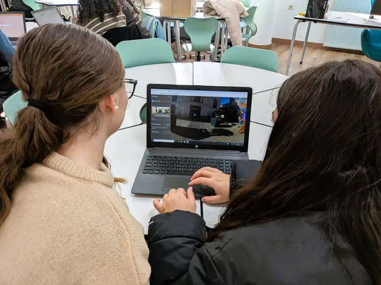 Alumnos en el IES Pedro Garc&iacute;a Aguilera de Moratalla trabajando en el nuevo tour virtual 360 grados de la localidad