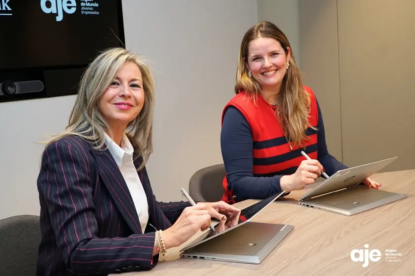 Olga Garc&iacute;a Saz (izq.) y Almudena Abell&aacute;n, presidenta de AJE